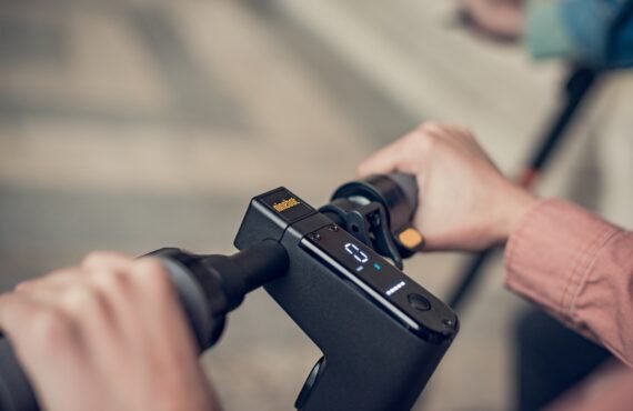 Close-up of Edinco Segway Ninebot MAX G30 Gen 2 scooter handlebars with control display and grips